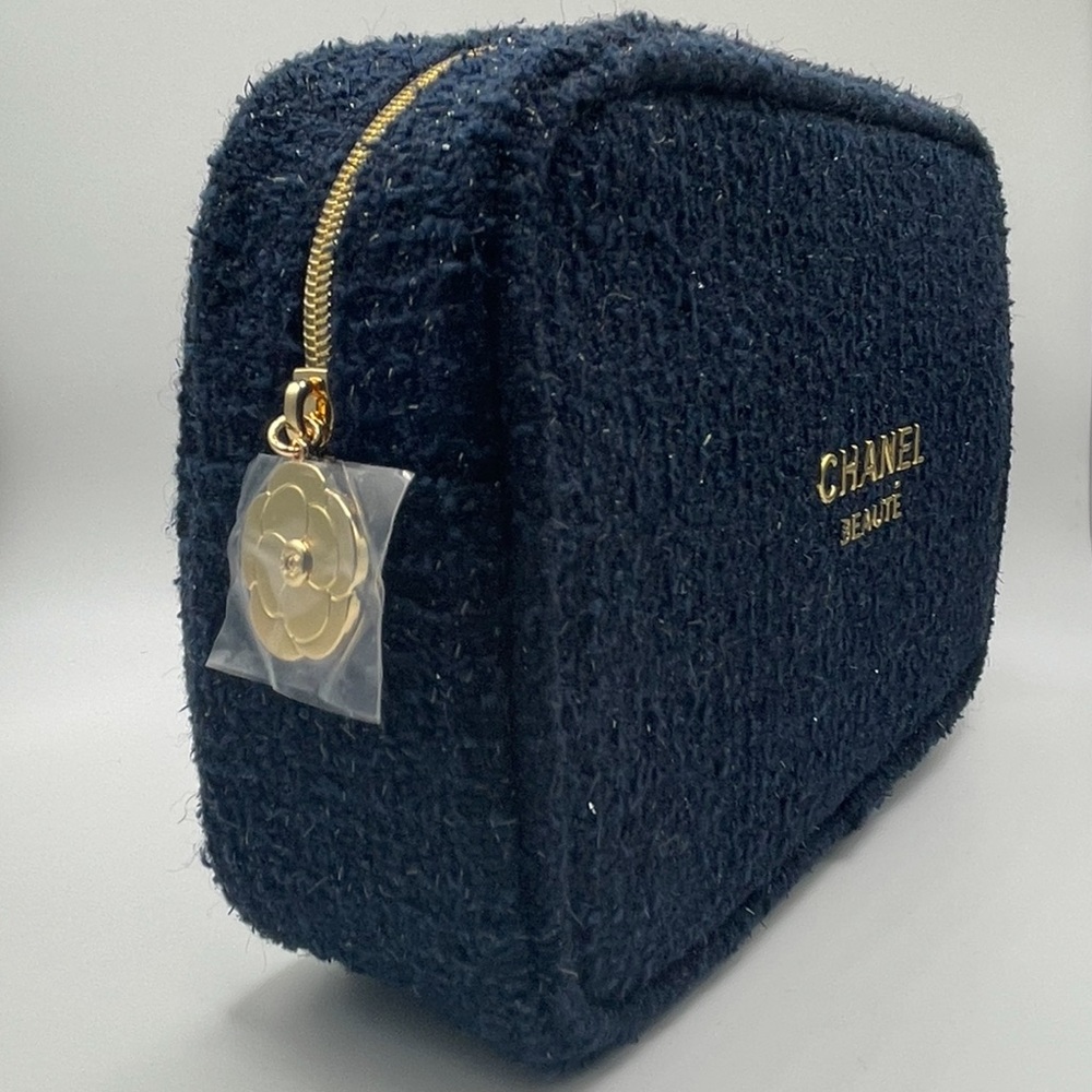 CHANEL Holiday Gift Bag - Picture 4 of 4